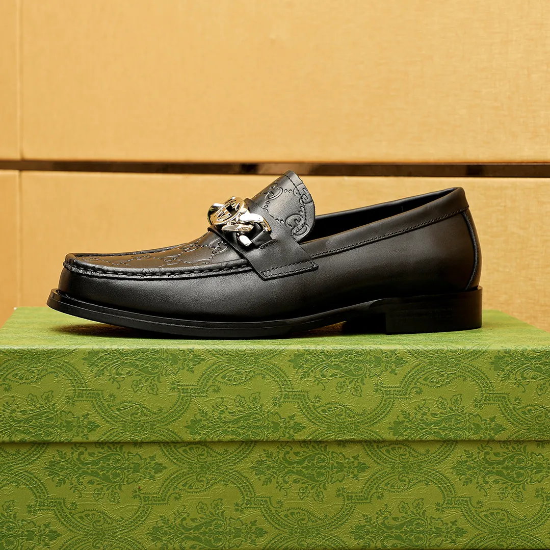 Men's shoes 💰480 💐 Product trademark: GUCCI "Gucci" casual leather shoes Regular size: 38-44 (45.46🉑️customized) Product materials: Selected imported first-layer calfskin embossed upper + luxury hardware buckle, imported water-dyed cowhide leather lining. Strong three-dimensional visual effect, original outsole color: 2 colors available